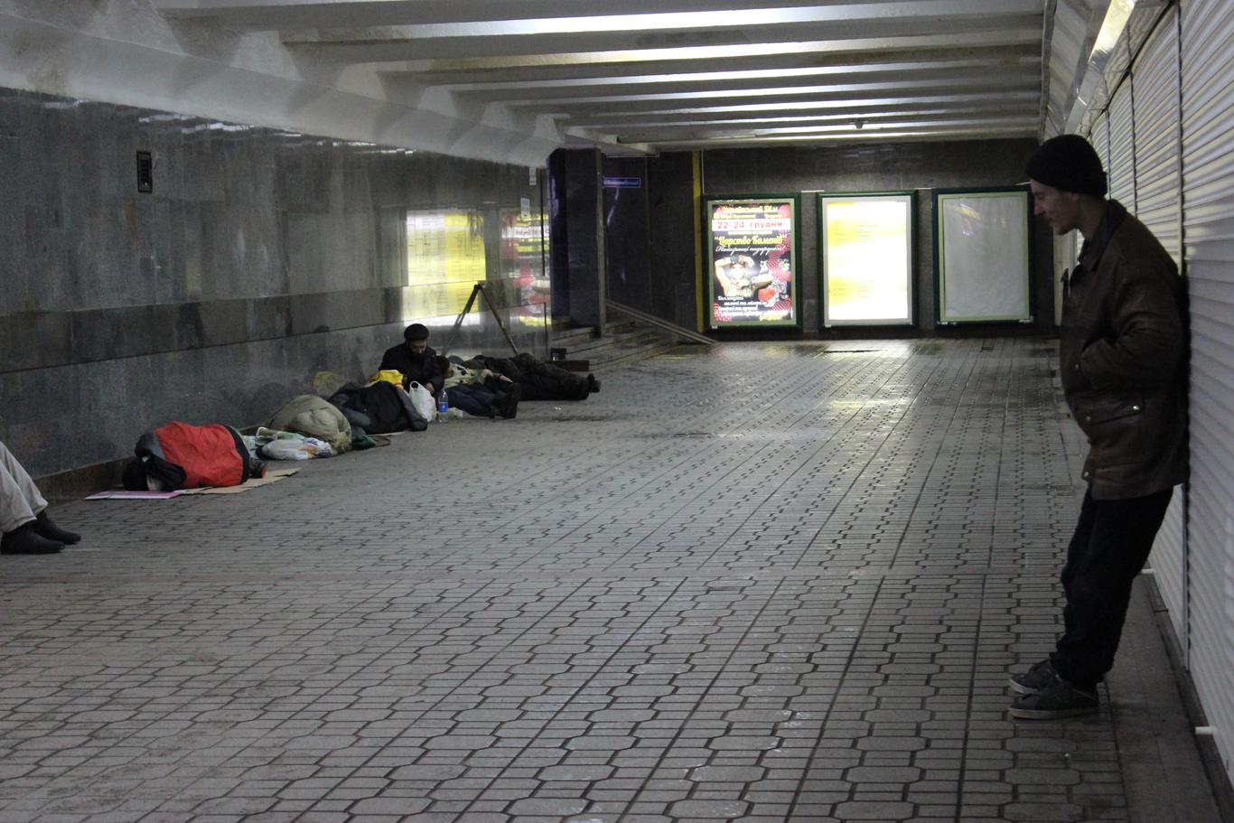 Найнебезпечніший час уночі: як взимку виживають бездомні у Києві (Фоторепортаж)