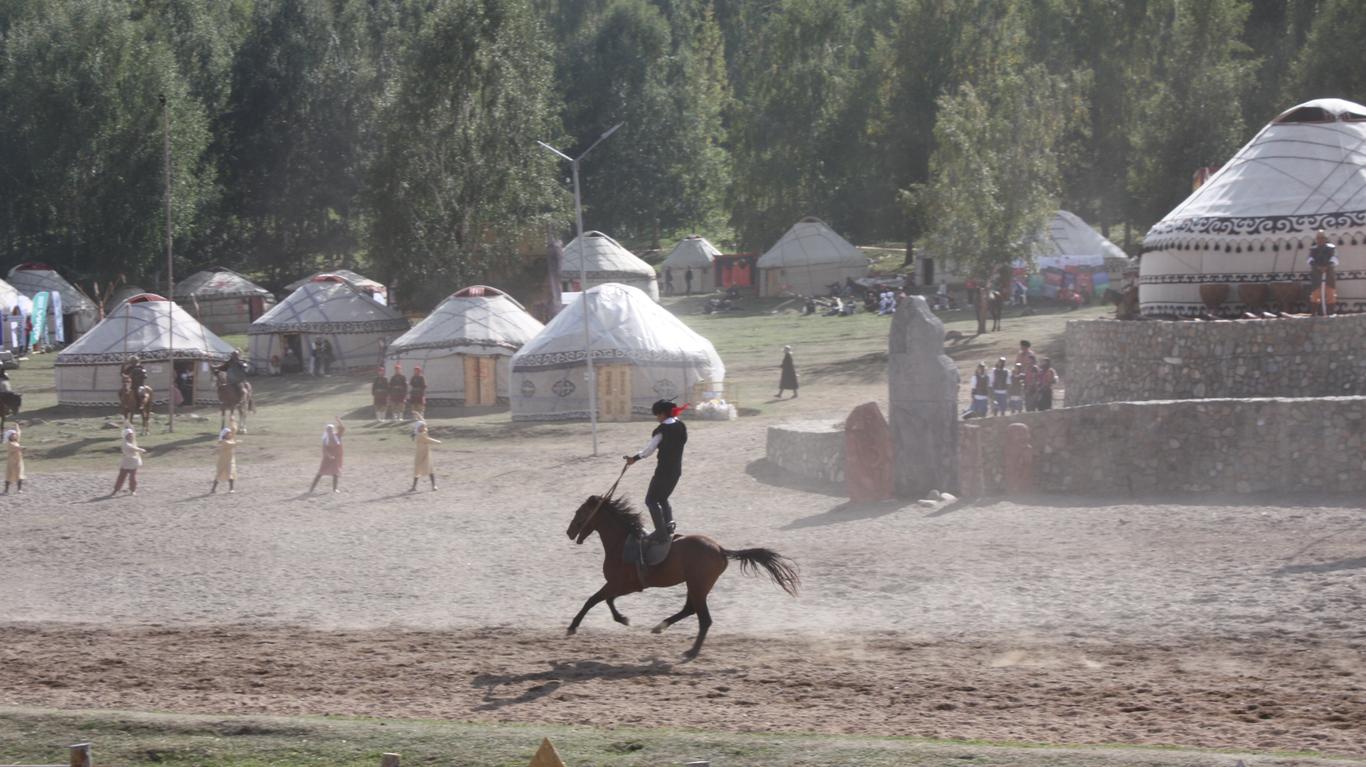 Борьба за тушу козла и стрельба из традиционного лука: как прошли Всемирные игры кочевников в Кыргызстане