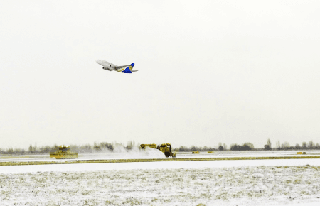 Аеропорт «Бориспіль» попередив про можливі зміни у розкладі рейсів через снігопади