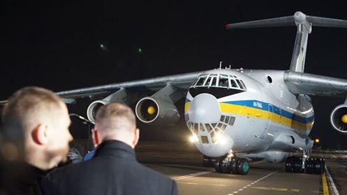 Літак зі звільненими українцями приземлився у «Борисполі»