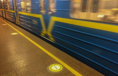 У Києві через дзвінок про мінування закрили центральні станції метро