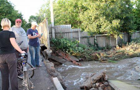 На Одещині затопило село, обвалився будинок (фото, відео)