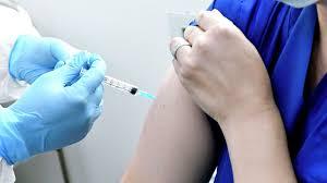 «Через вакцинацію не можна заразитись COVID-19»: лікарка спростувала найпоширеніші міфи