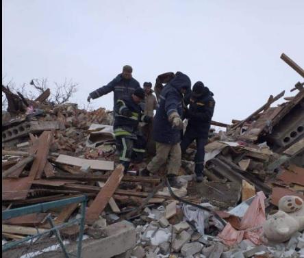 Російські окупанти обстріляли селище під Харковом: є поранені, під завалами – люди