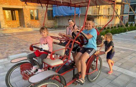 «Є діти, які навіть не сподіваються, що вони можуть»: як франківська майстриня адаптує велосипеди для дітей з інвалідністю
