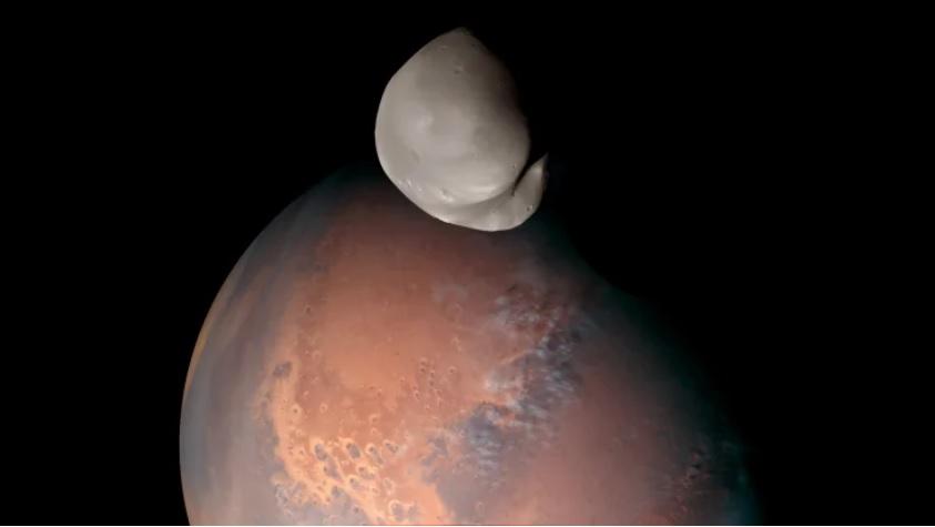Аппарат NASA Odyssey сфотографировал горизонт и спутник Марса