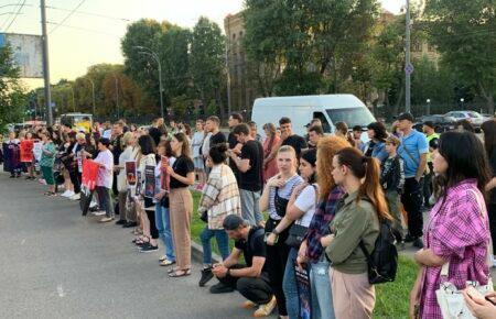 Роковини теракту в Оленівці: біля посольства РФ у Києві пройшла акція