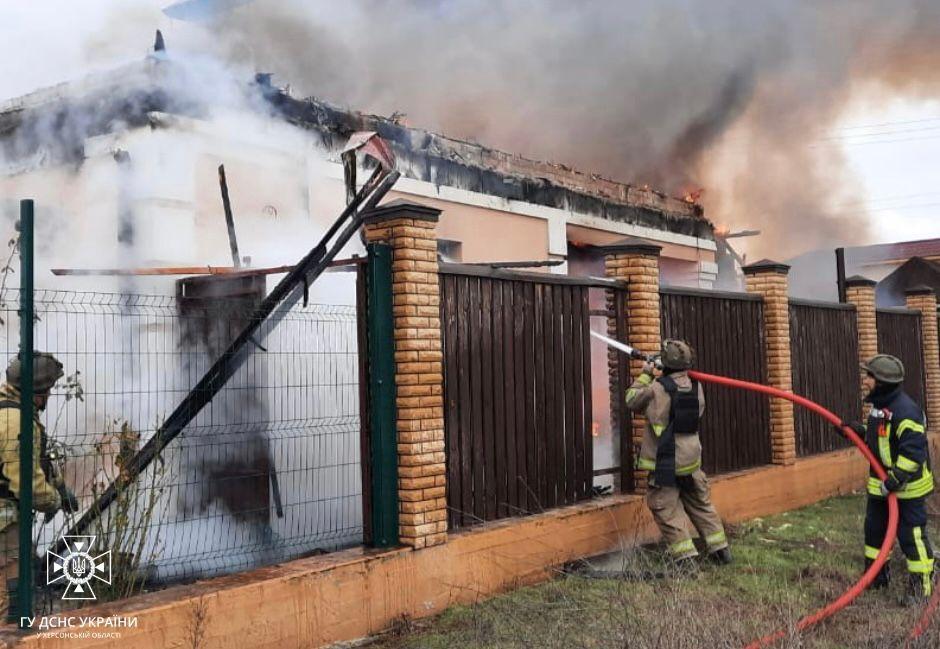 Армія РФ обстріляла селище на Херсонщині — снаряд влучив у будинок