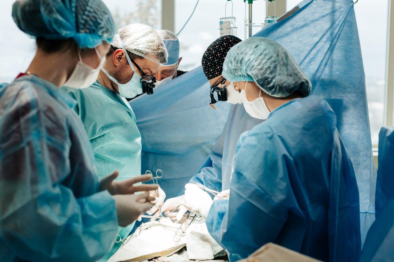 В Україні вперше видалили злоякісну пухлину серця, вийнявши його з грудної клітки