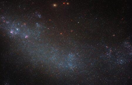 Телескоп Hubble показав незвичайну галактику, що не має структури