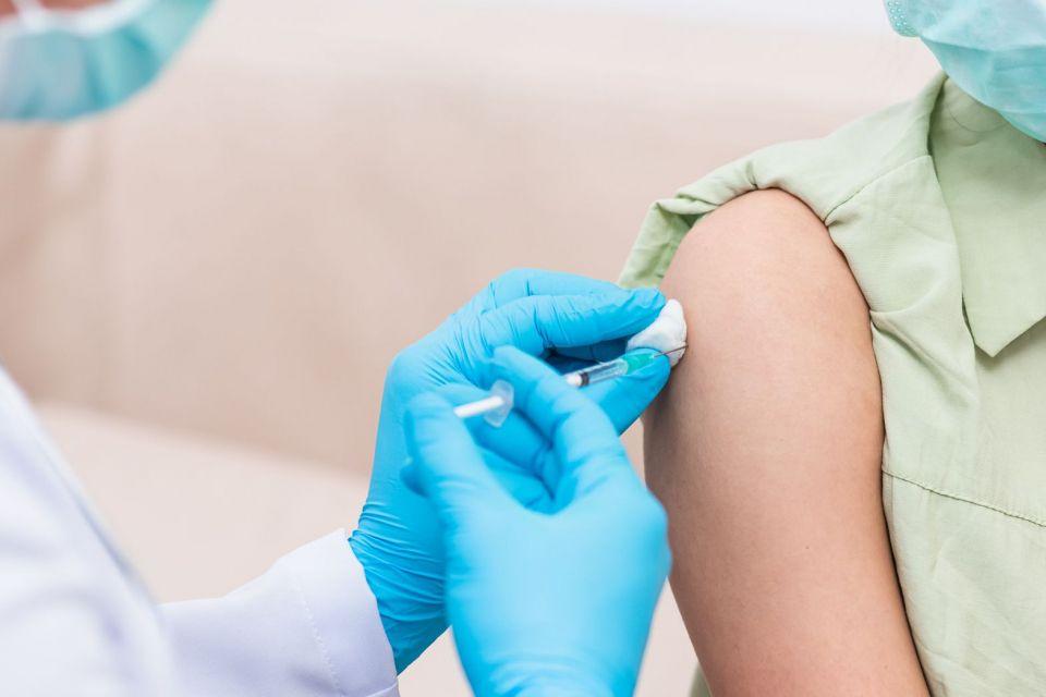 Ідеться про сезонну вакцинацію, особливо проти грипу — у МОЗ розповіли про щеплення в аптеках