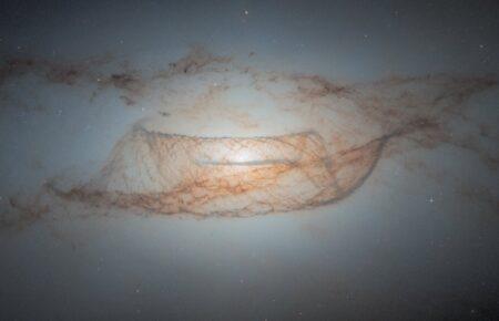 Телескоп Hubble показав «закручену» галактику в сузірʼї Діви