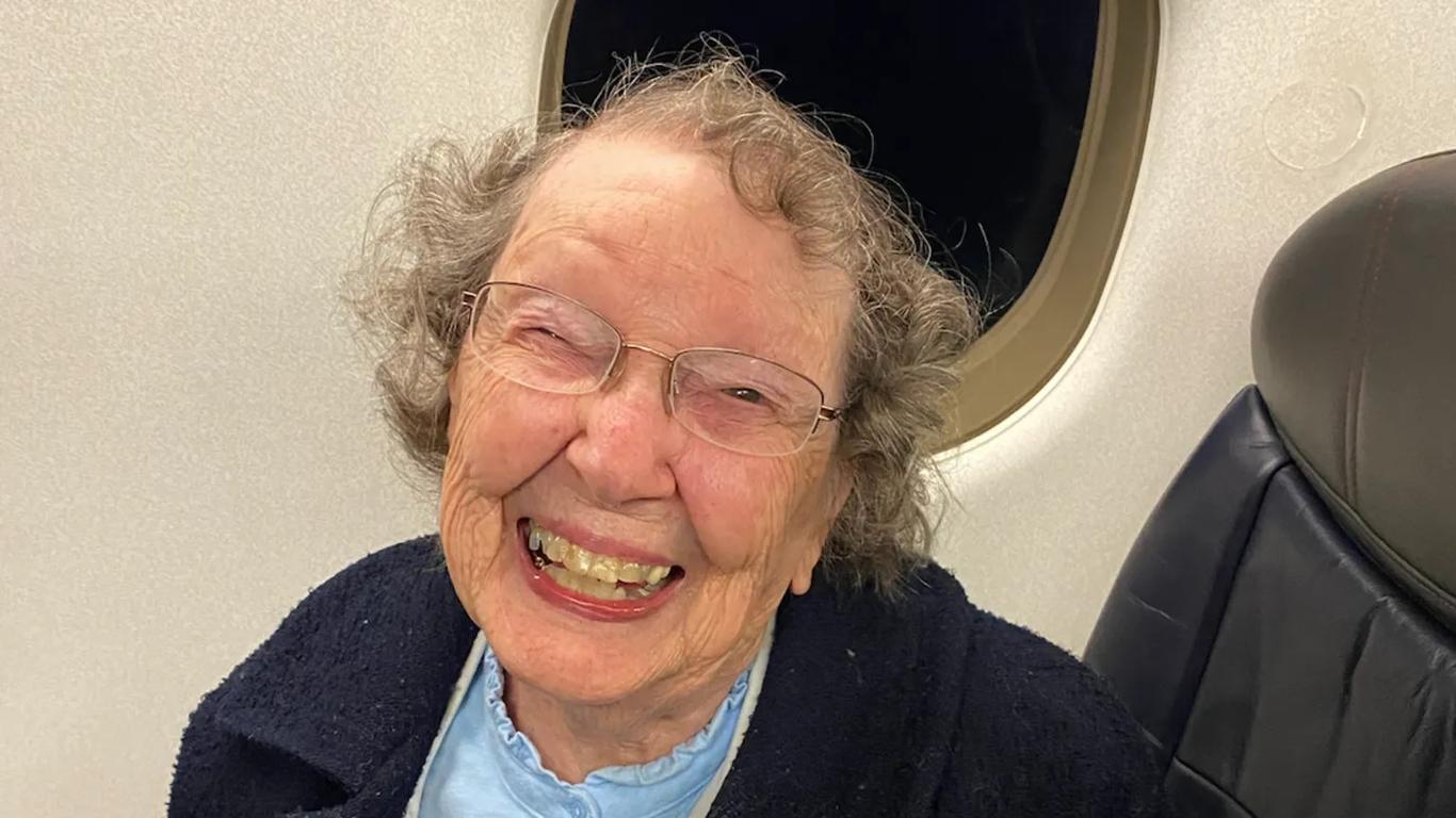 Авіакомпанія США постійно приймає 101-річну жінку за дитину — системи не можуть «повірити» у її вік