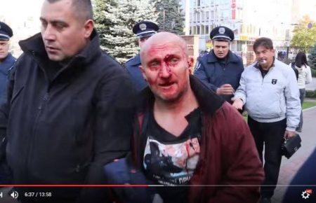 Чоловіка, що вдарив Добкіна, рік тому били беркутівці біля суду