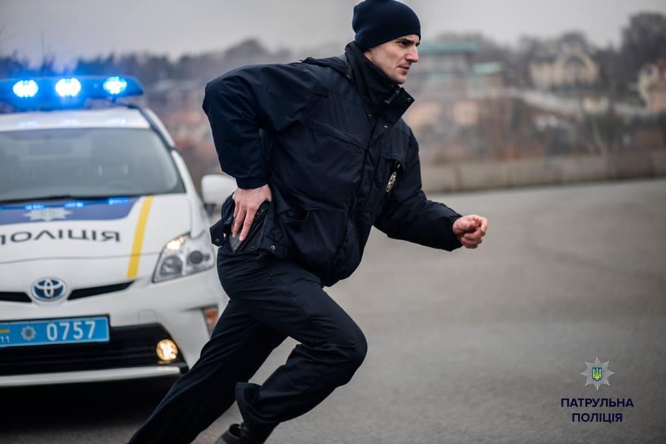 Поліцейські стріляли у чоловіка, який погрожував їм рушницею