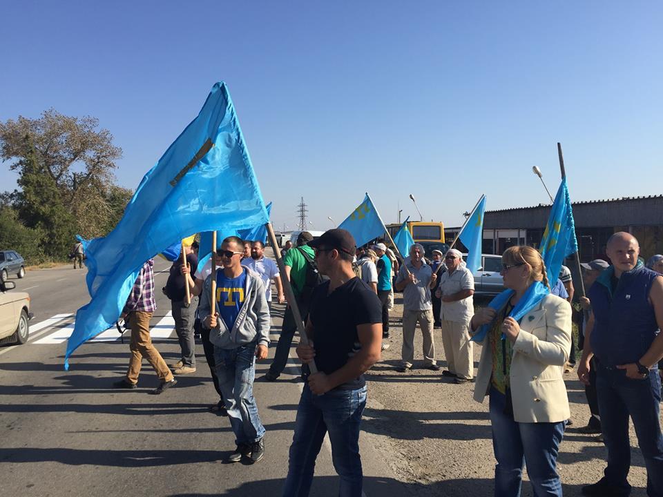 Кримські татари й активісти заблокували одну з головних трас до Криму