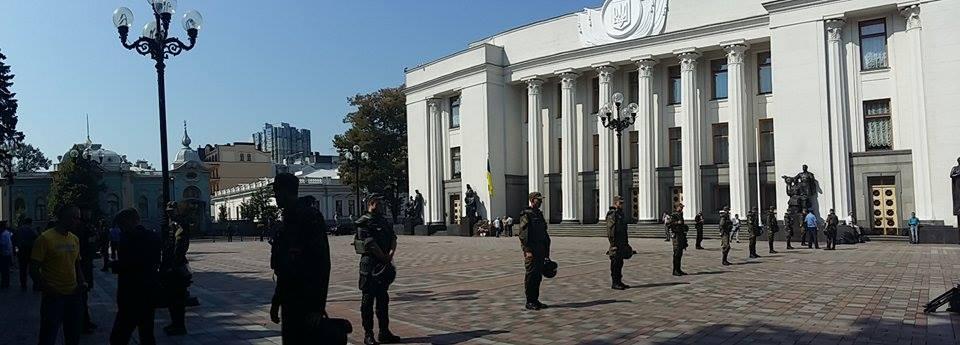 Богомолець повідомляє про смерть третього правоохоронця, пораненого учора  під ВР