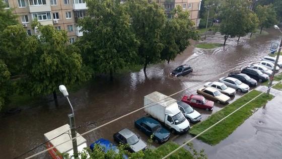 У Харкові на вулицях — по коліна води після зливи — відео