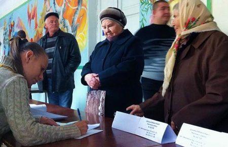 Жители Мариуполя приходят на участки в надежде проголосовать