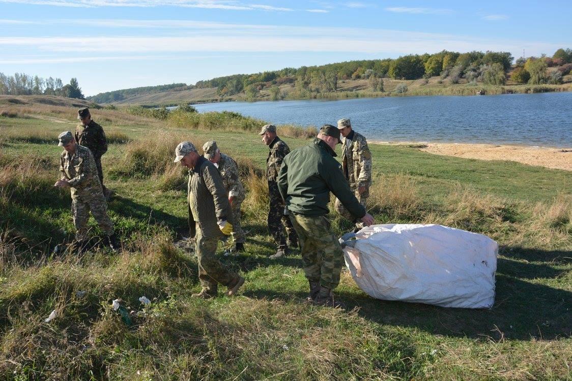 Бійці ЗСУ на вихідних прибрали ставок у Костянтинівці