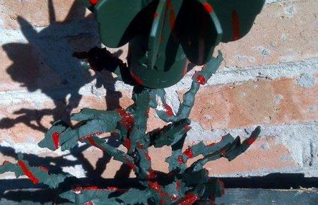 Кіборг продає на аукціоні «троянди» з гільз — збирає гроші на лікування матері