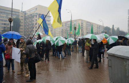 Активисты Мариуполя в знак протеста выкинули в мусор куклу председателя ЦИК