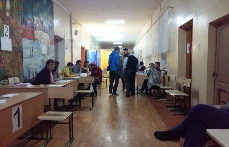 Вибори у Дніпрі: хліб та видовища, охоронці з автоматами і 2 печатки МВК