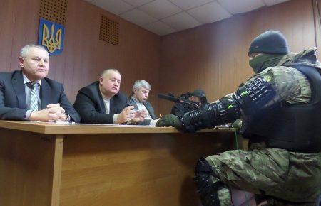 Мітингувальники в Одесі вимагають звільнення суддів та блокують будівлю суду