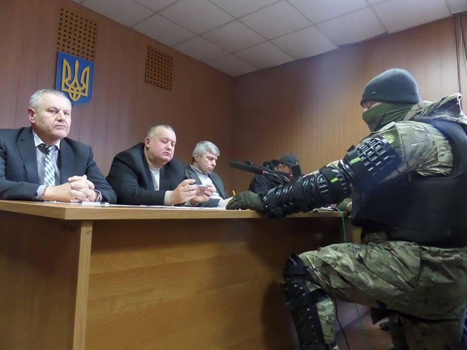Мітингувальники в Одесі вимагають звільнення суддів та блокують будівлю суду