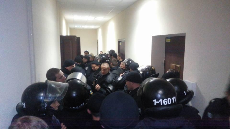 Опівночі у Печерському суді побилися на слуханні справи вбивства Бузини