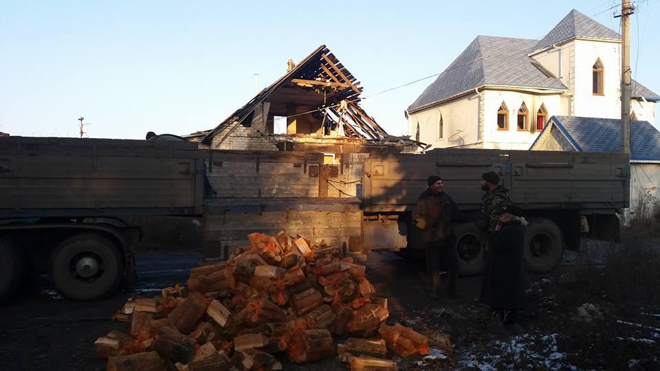 У Пісках живуть 16 мирних жителів: літні люди та жінка з дитиною — волонтер