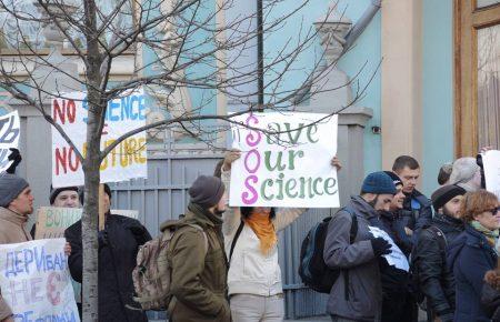 Під Радою чекають на Байдена з плакатами англійською мовою