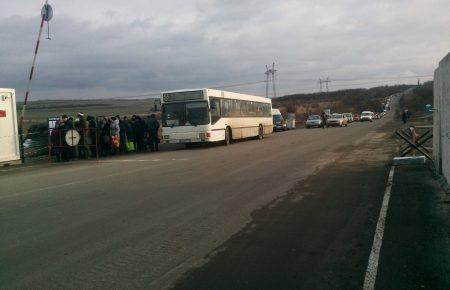 На КПВВ «Зайцеве» в черзі стоять близько 400 авто — спостерігачі