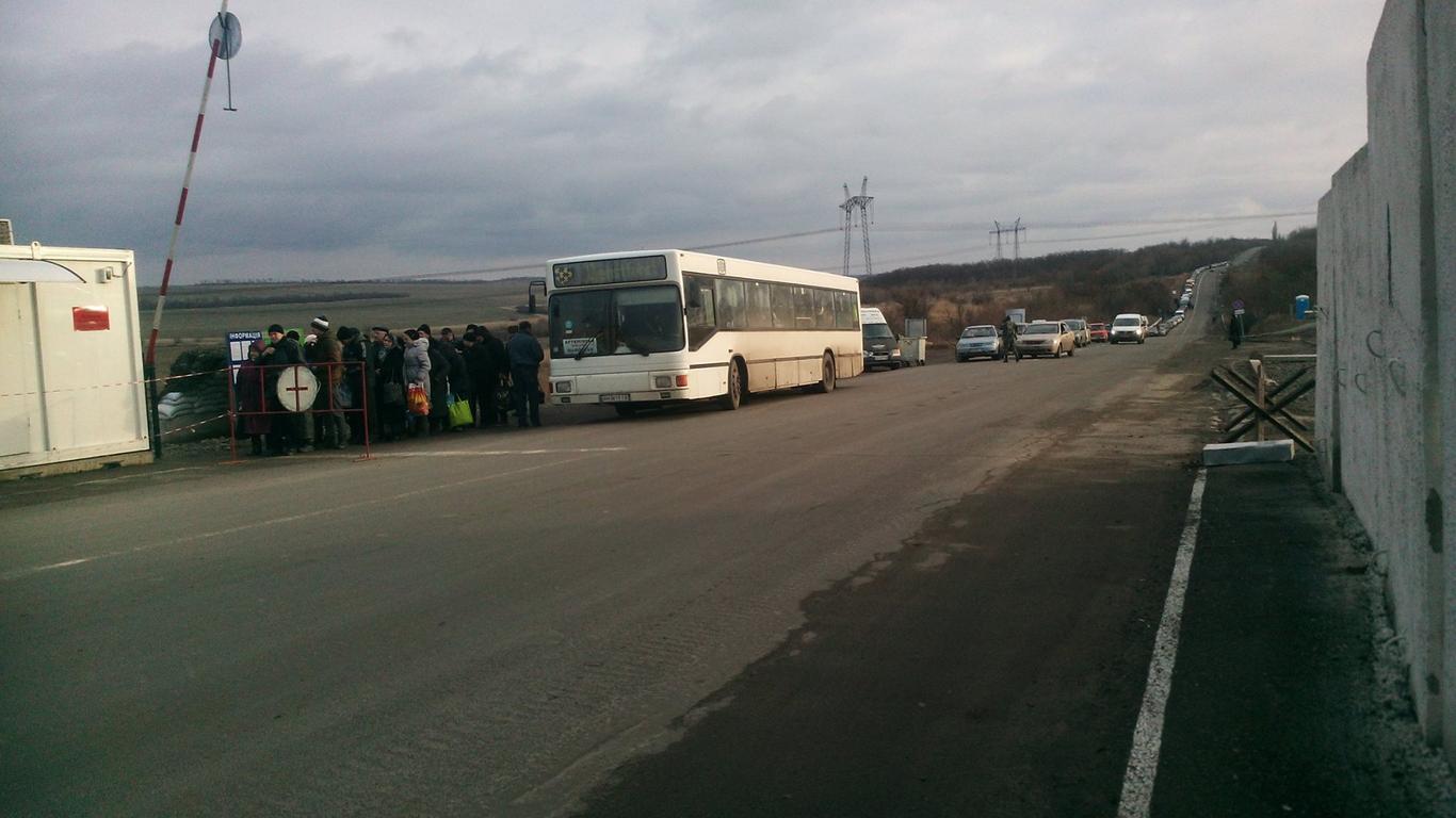 На КПВВ «Зайцеве» в черзі стоять близько 400 авто — спостерігачі