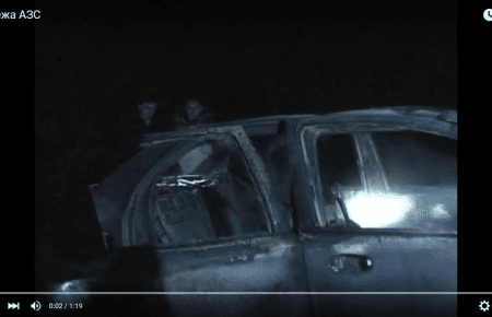 У Дніпрі згоріли дві автівки внаслідок спалаху від удару балону з газом