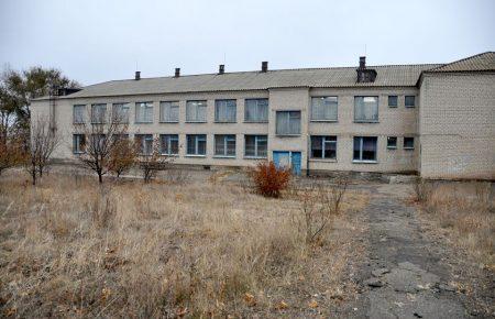 На прифронтовій Луганщині волонтери відновлюють постраждалу від обстрілів школу