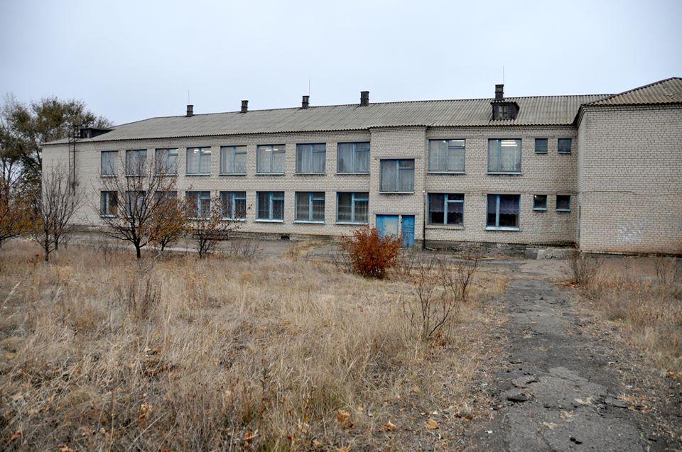 На прифронтовій Луганщині волонтери відновлюють постраждалу від обстрілів школу