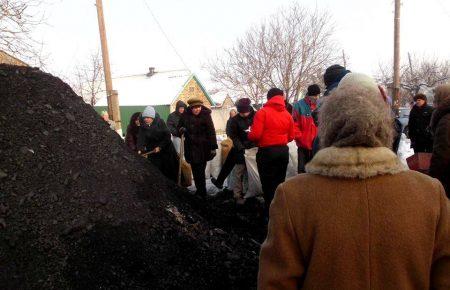 Після обстрілу в прифронтовій Мар'їнці повністю згорів будинок — волонтер