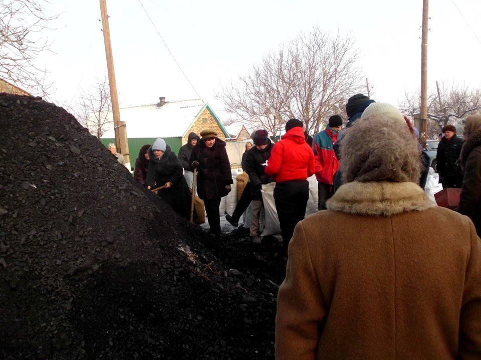 Після обстрілу в прифронтовій Мар'їнці повністю згорів будинок — волонтер