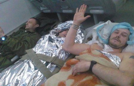 Боєць ЗСУ написав, що після 3 операцій їде до лікарні на підлозі в електричці