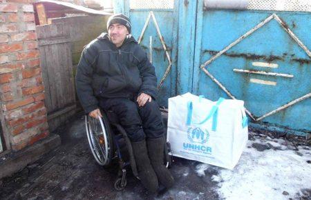 Волонтери за 7км від ДАП роздали теплі речі людям з обмеженими можливостями