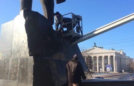 У Донецьку ритуальна служба відновлює пам'ятник Леніну