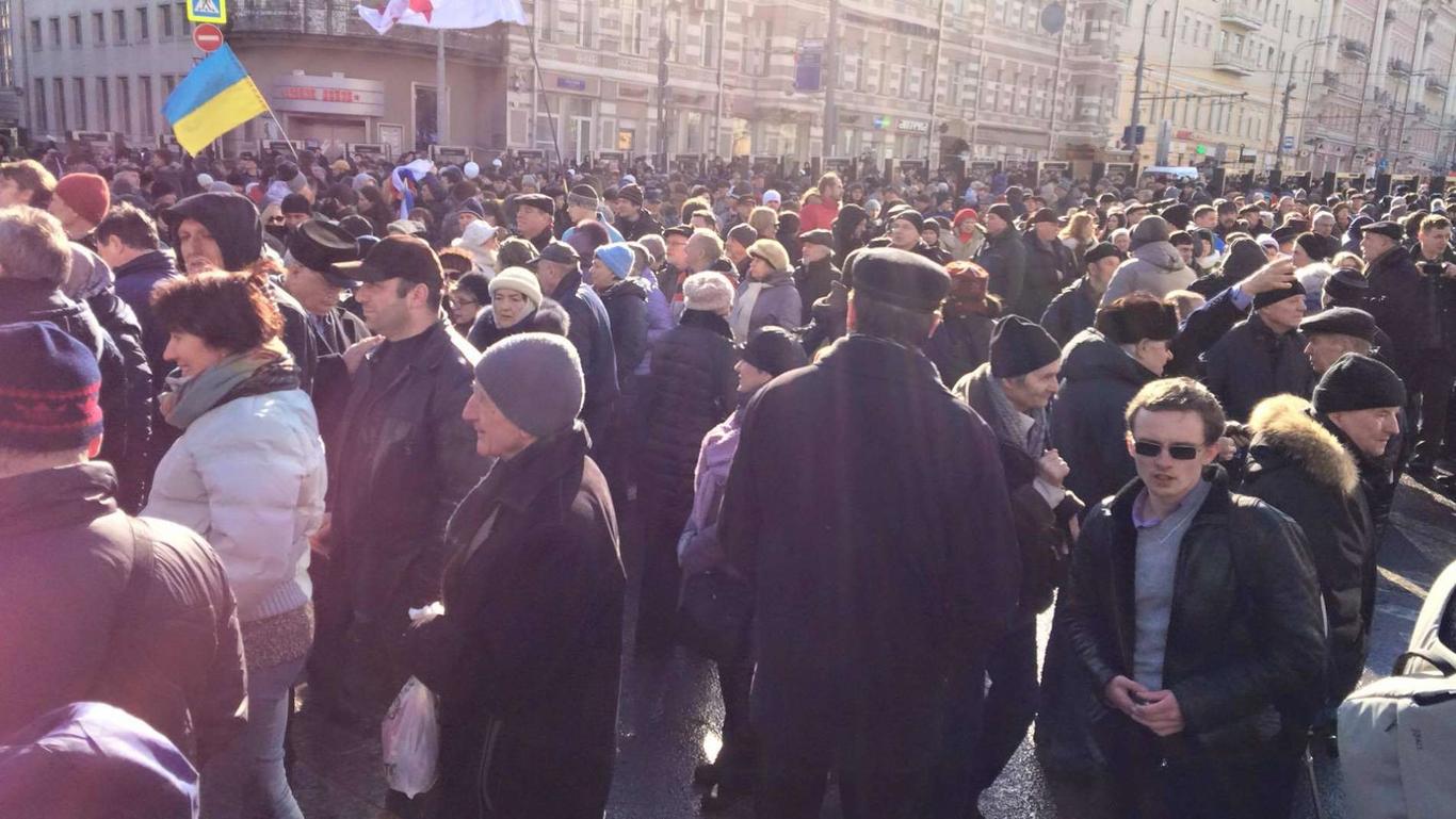 На мітинг пам’яті Бориса Нємцова у Москві люди проходять через металошукачі