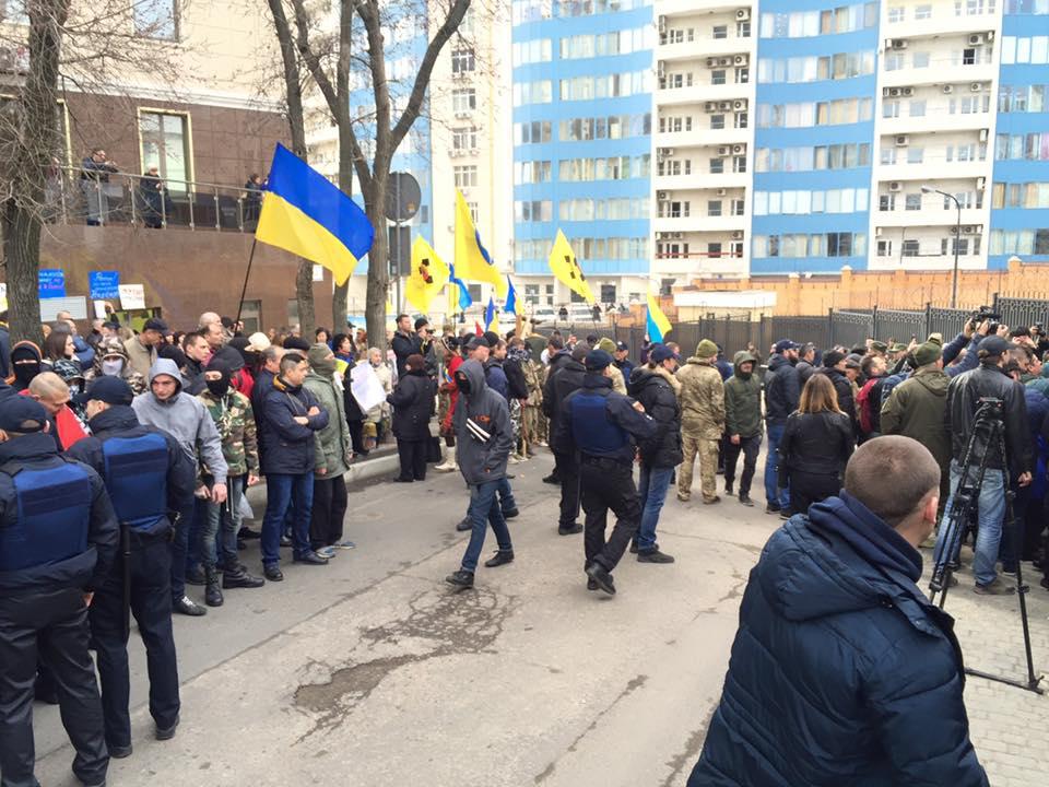 «Правий сектор» в Одесі закидує яйцями російське консульство