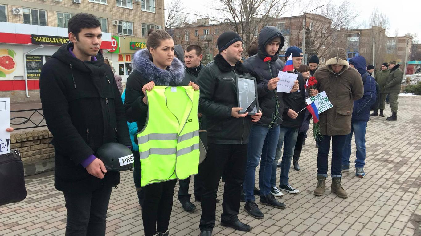 Не всі мітингуючі під судом проти Савченко  знали, у чому її звинувачують