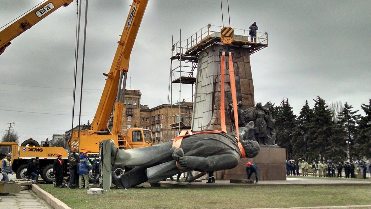 У Запоріжжі нарешті демонтували пам'ятник Леніну