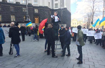Під Кабміном дівчина на драбині з «групою підтримки» вимагає знизити тарифи