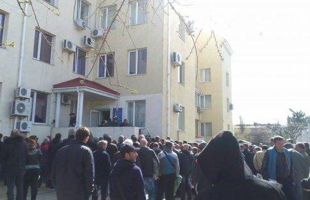 Тисячі кримчан не встигли змінити українські номери на російські