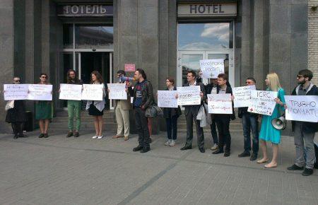 Червоний Хрест запевняє у прозорості своєї роботи, активісти не вірять