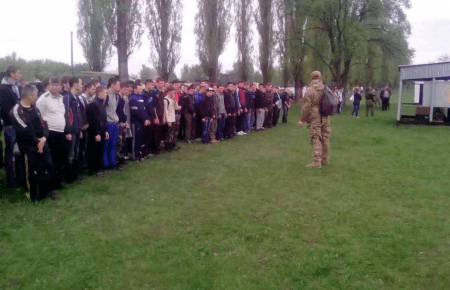 Бійці Яроша провели військовий вишкіл для школярів випускних класів